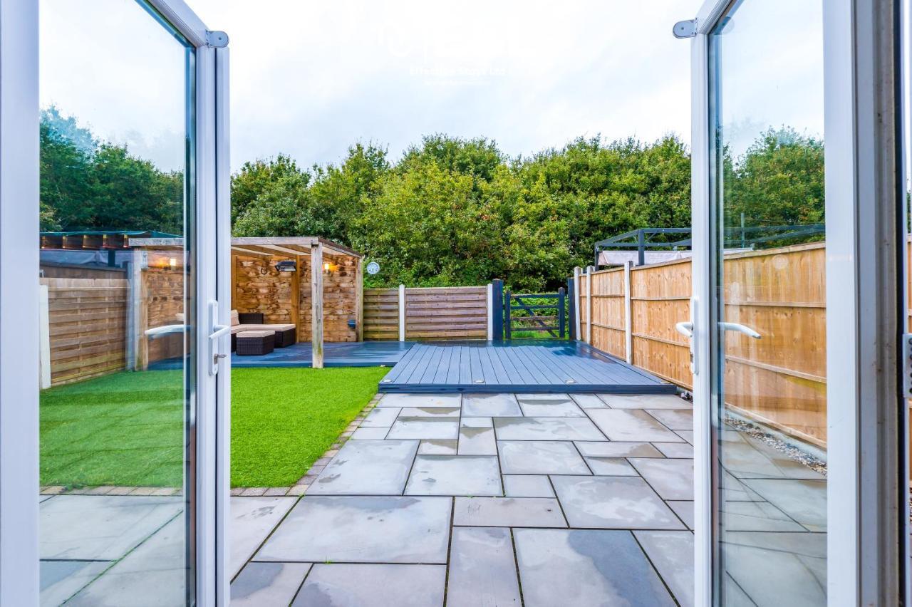 Open Plan - 3 Bedroom House - Garden And Outdoor Seating - Driveway Parking - Short Drive To City Centre Saughall Kültér fotó